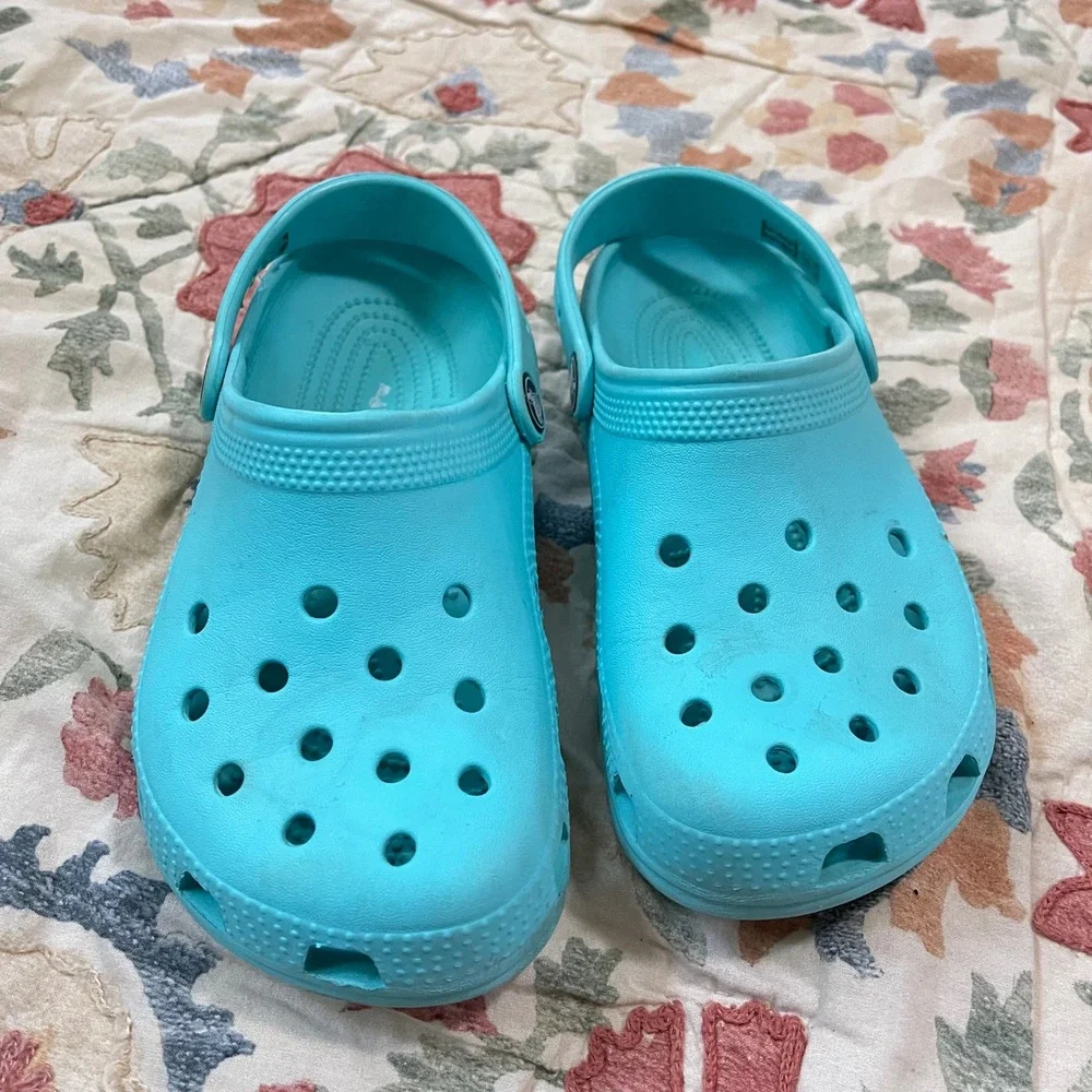 Crocs Toddler Kid Size J2 Girl Boy Classic Clogs Slip-On Blue Pool Hiking Sandal